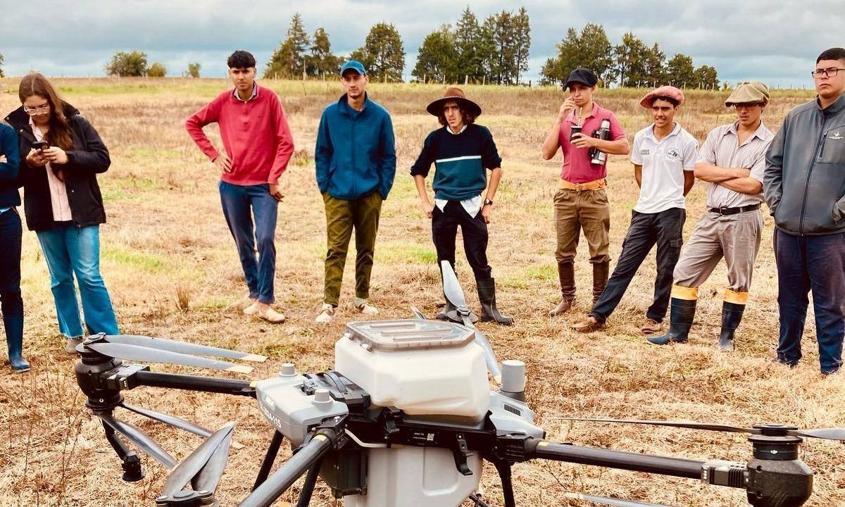 Dron agrícola llegó a Minas de Corrales y permitió a los estudiantes realizar prácticas por primera vez